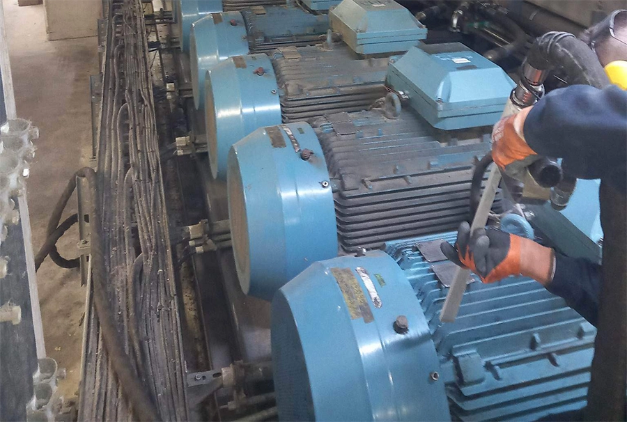 Dry Ice Blasting with Polarblast Dry Ice Blasting with Polarblast
